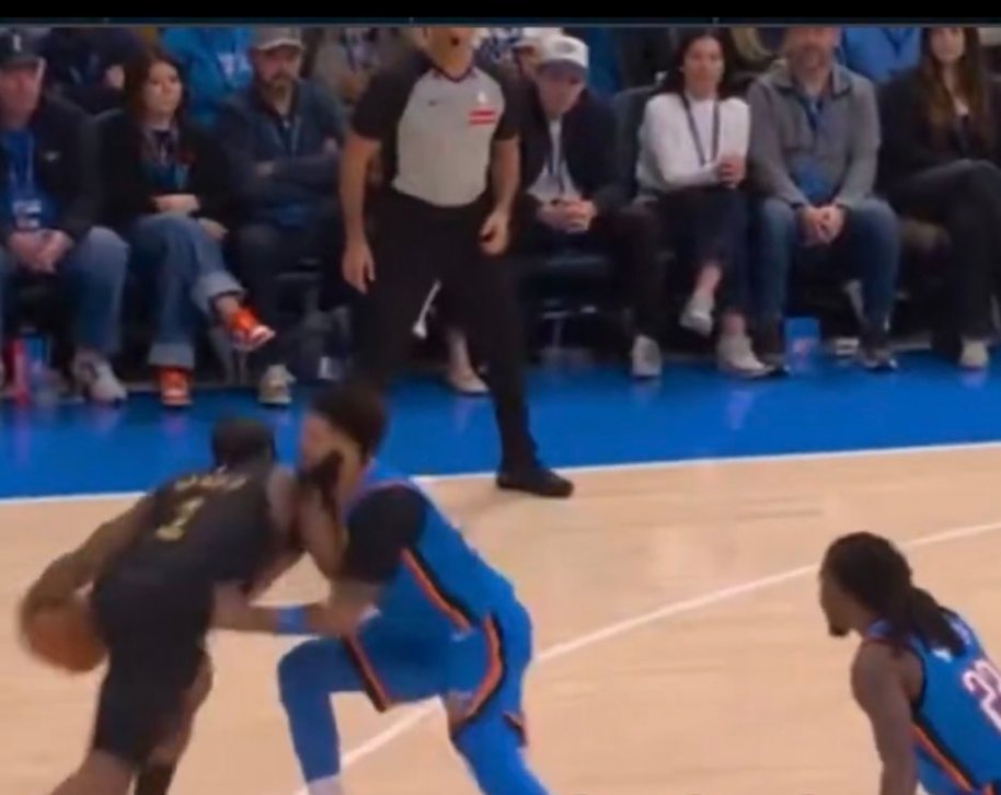 ▲这左手动作不对吧，搓澡尺度给这么大？ 