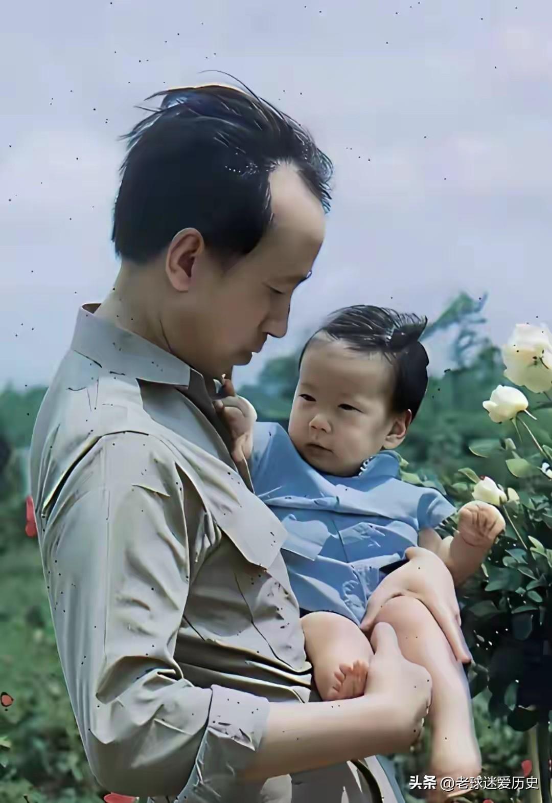 1952年，在美国的玫瑰园里，39岁的钱学森怀抱着刚满一岁的女儿钱永真。
那时的