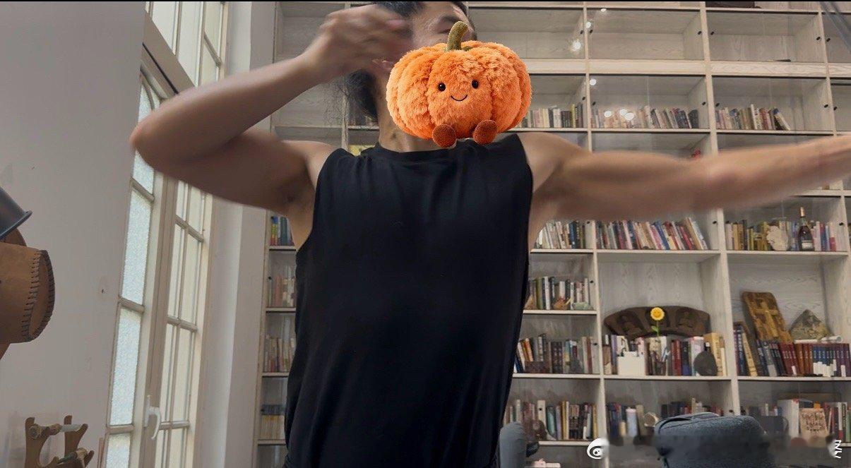 鲨鱼兄在家练箭术中的速射，渐入佳境，12秒射5箭，算是入门了。速射，没法戴【扳指