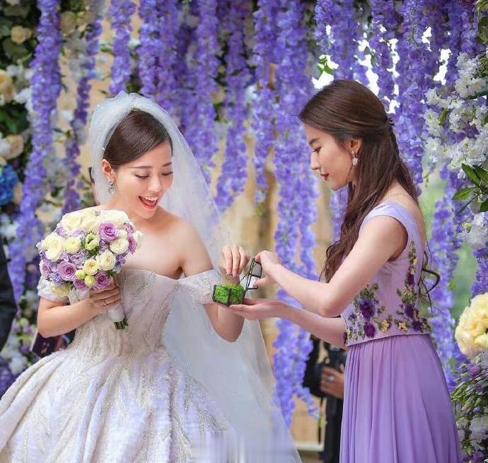 当年张靓颖冯珂婚礼当时演唱会逼婚的视频可太尬了，所有人都知道这个男的不喜欢她，她