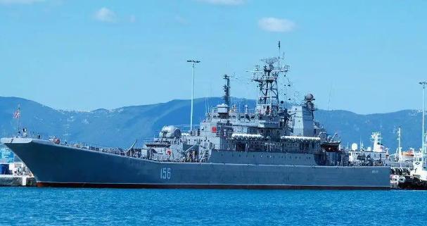 不到24小时，俄罗斯的4座石油设施和3艘军舰被炸，这次乌军明显是有备而来，玩的就