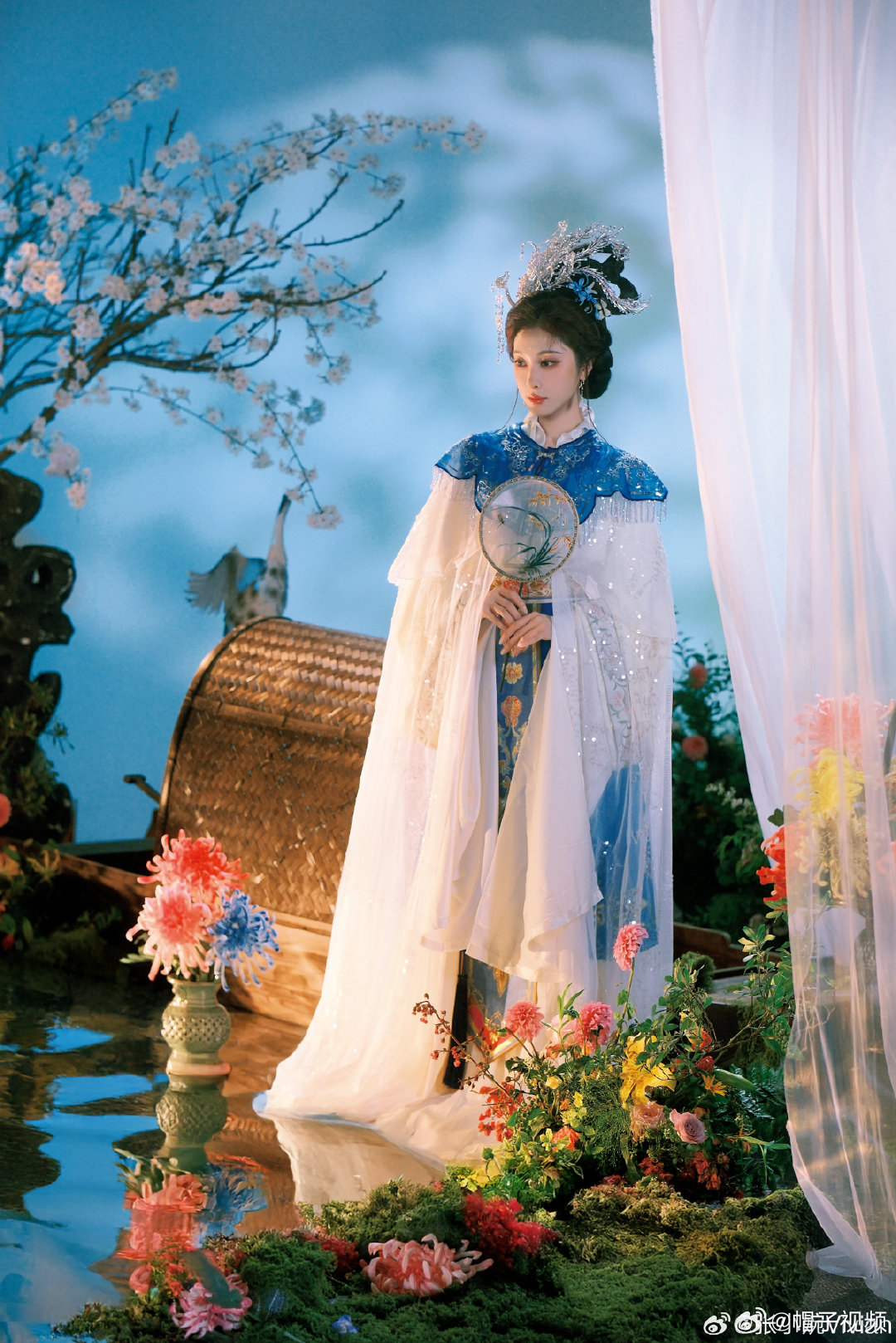 张小婉造型梦回童年仙女 花间泛舟这一幕太绝，恍惚以为在重温童年经典老剧，每一张都