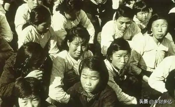 1953年战争女兵返乡，怀里藏着100个婴儿！这才是战争最动人的光
 
1953