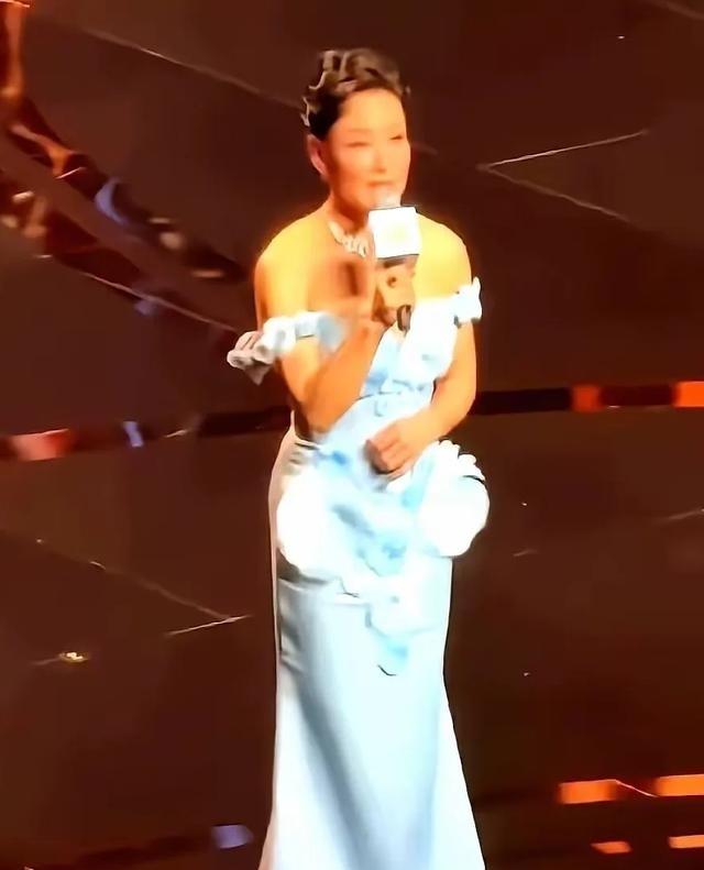 陈冲上海电影节红毯说＂回到自己家里＂被网友群嘲，65岁拿美国护照40年，老公孩子