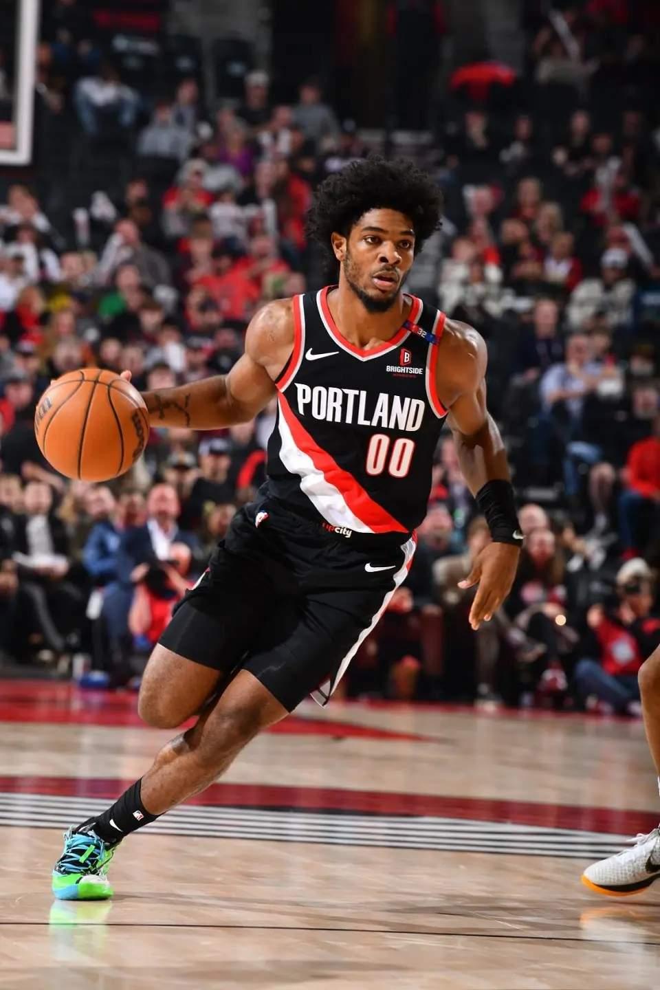 谁都没想到亨德森竟然是季后赛型球员

开拓者战胜马刺，文班只打了12分钟就因为脑