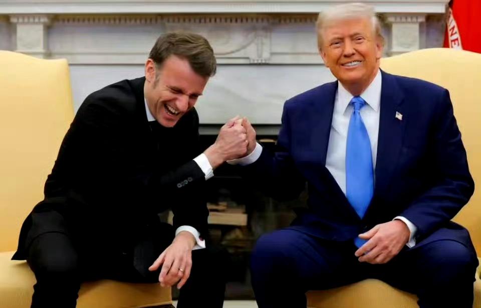 法国禁止未成年使用社交媒体。
马克龙辩称，法国的孩子不能被美国平台和中国算法所操