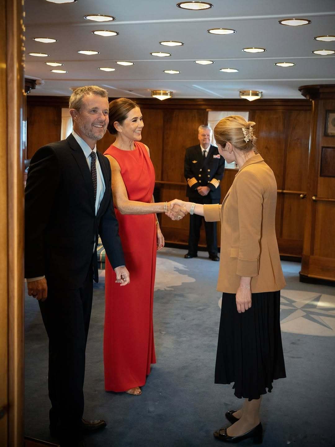 丹麦王室 🇩🇰7月3日，国王夫妇在皇家丹尼布罗格号上举办招待会，庆祝丹麦担任