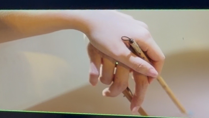 和你洗笔呢你牵人家手 这和小猫对你翻肚皮你把手伸人家裤裆有什么区别！ 
