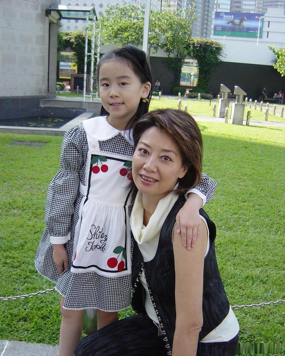 現年 69 歲的鍾慧冰是1979年港姐季軍，2016年曾患上罕見自體免疫疾病「血