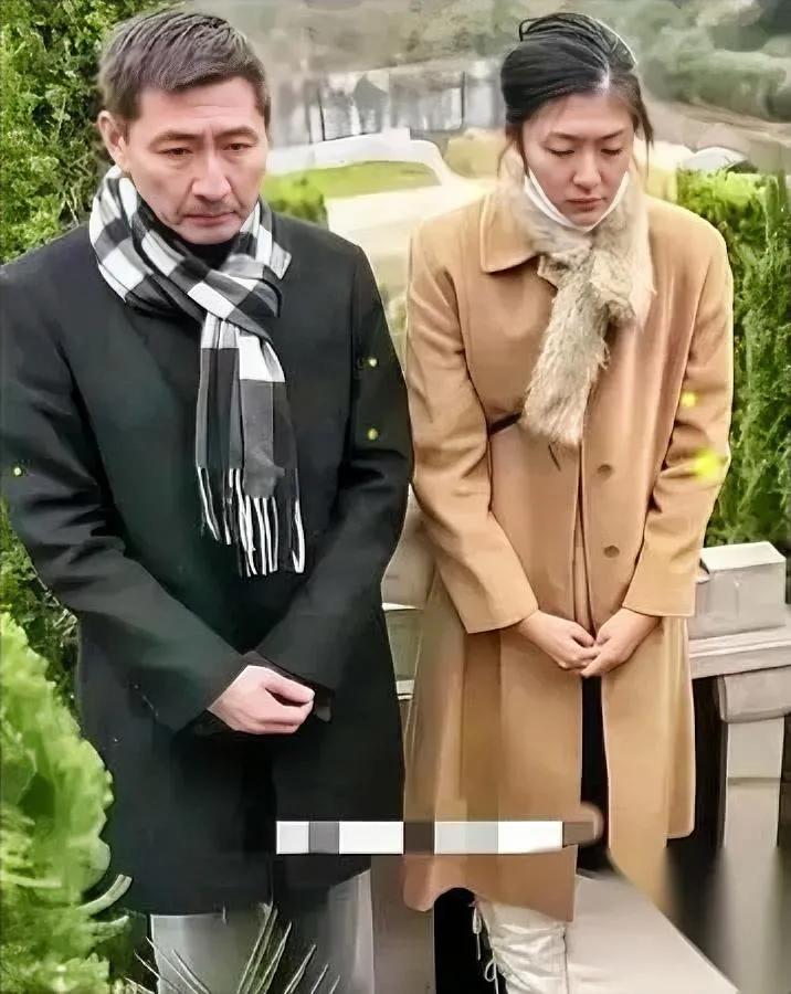 墓碑前这一幕看哭了

张子健父女十年坚持太戳心

风吹过李婷的墓碑，张子健又带着