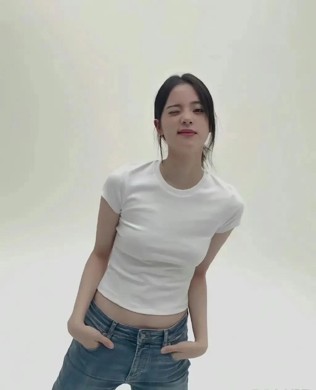 谁懂啊！欧阳娜娜把“基础款穿出高级感”玩明白了👖
紧身白T勾勒出腰线，牛仔裤一