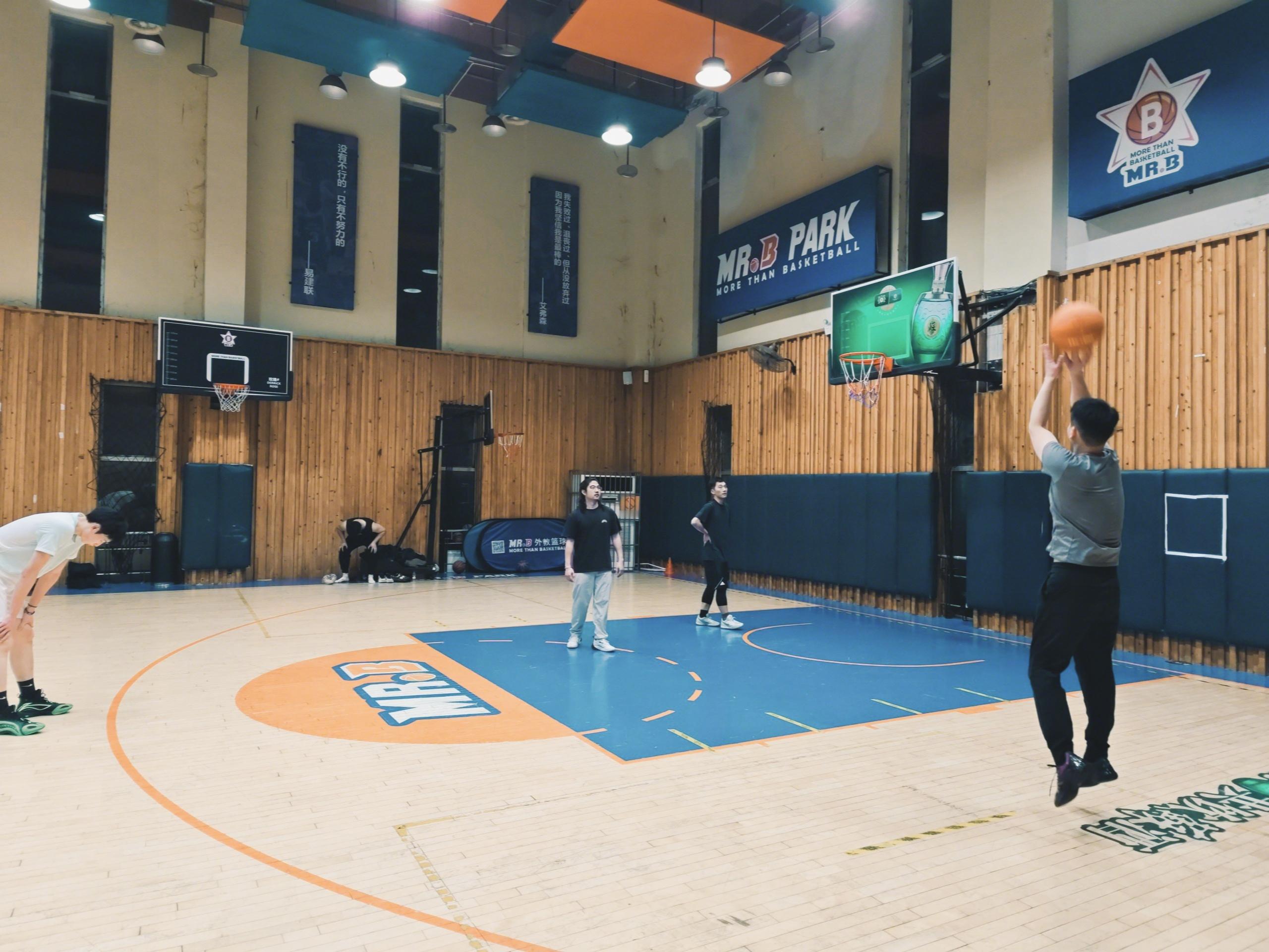 赶紧打完球回家写稿，明天还得早起拍摄。 