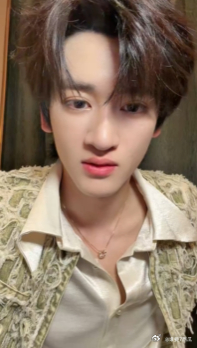 邓佳鑫直播 真的被邓佳鑫直播圈粉，聊天有梗唱歌好听，这样的直播真的看不够。 