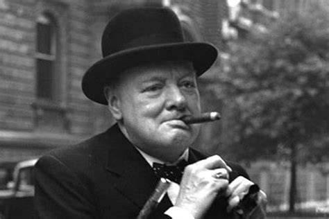 你敢相信吗？丘吉尔一天十五根雪茄打底，再配多种烈酒，每晚最多睡五个小时，一辈子顶