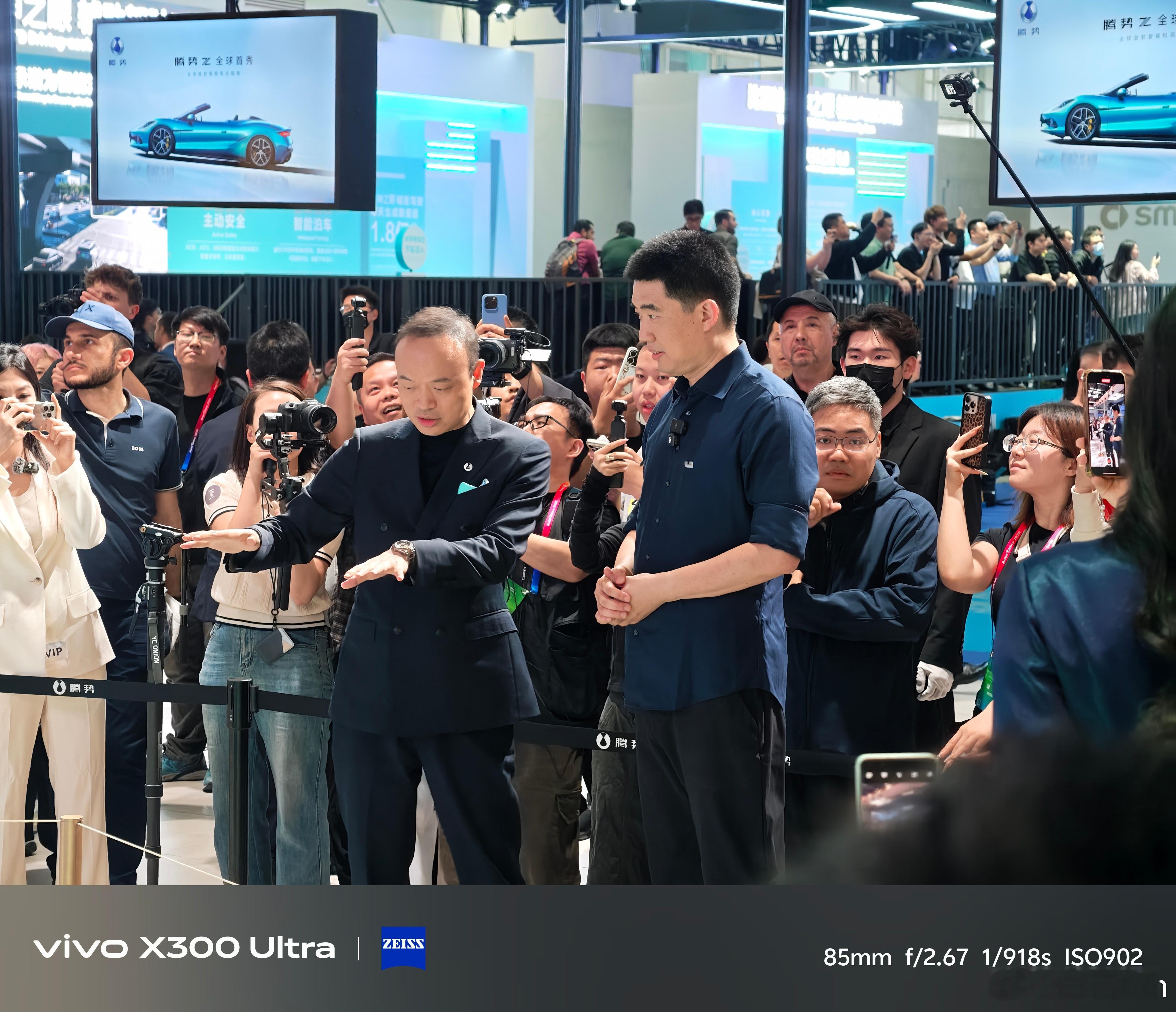 腾势展台最火的就是腾势Z了今天全球首秀李想本人也来看了看这车的侧面线条感很强，很