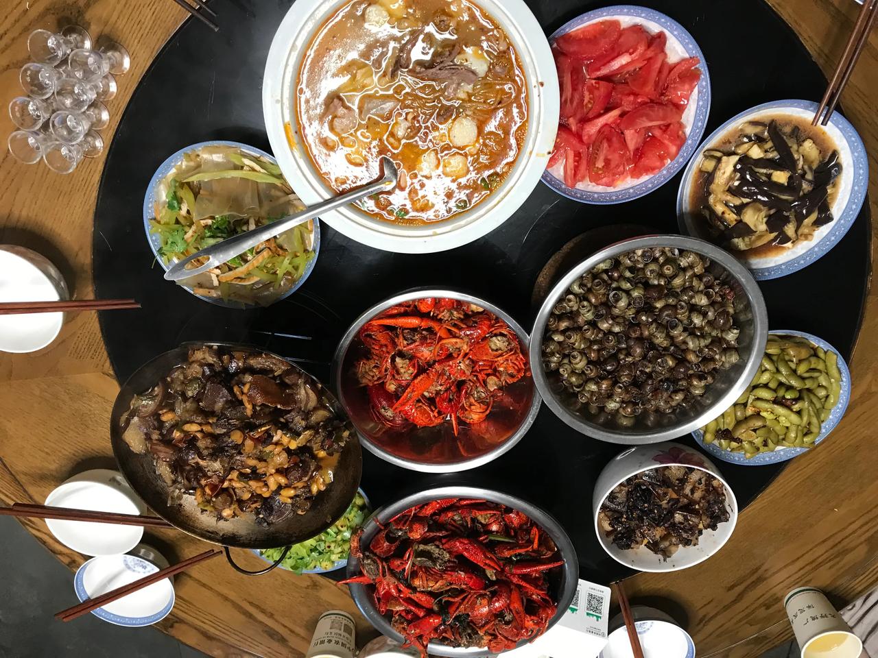 浊酒敬英雄，杯中无老少，三两下肚时，哪管酌与雪。
举杯邀明月，提壶唤老弟，再进三