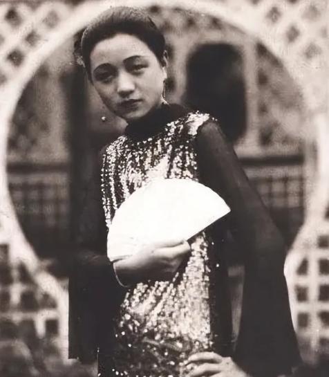 1975年冬天，一个蓬头垢面、衣衫褴褛的老妇人在香港大街被活活冻死。不一会，有路