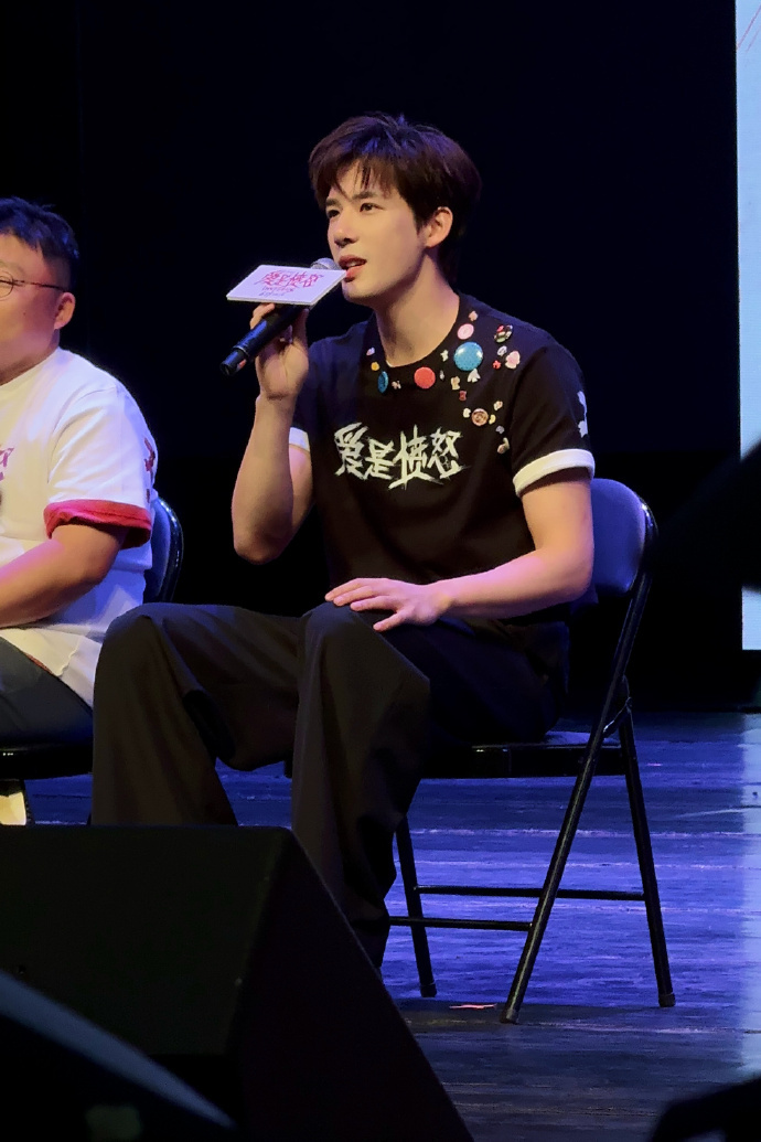 王安宇爱是愤怒路演状态伦敦未必有王安宇眼神忧郁 王安宇爱是愤怒路演状态，伦敦未必