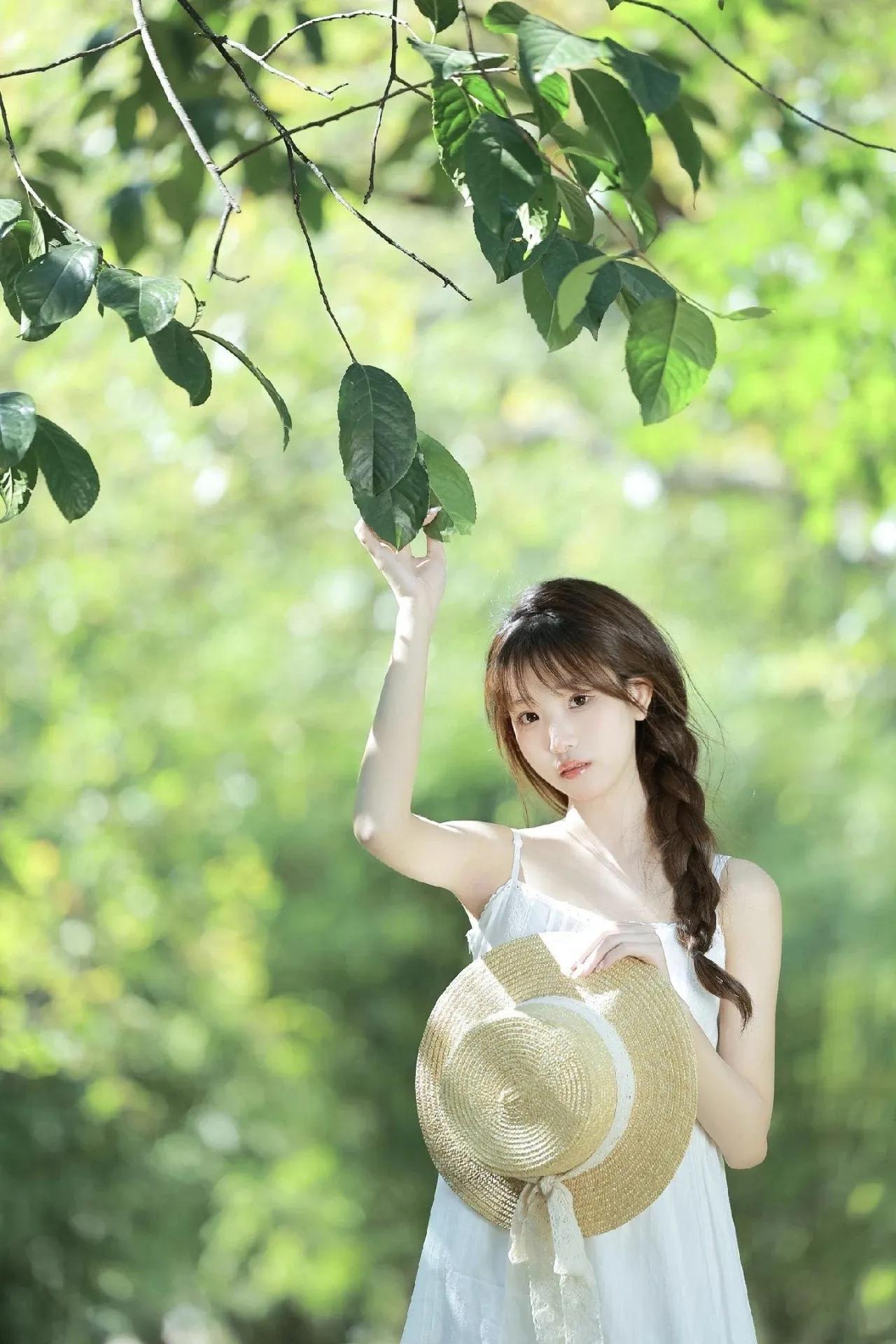 共享美人靓照公园树林拍照技巧清纯甜美的样子漂亮吗 分享唯美的美照