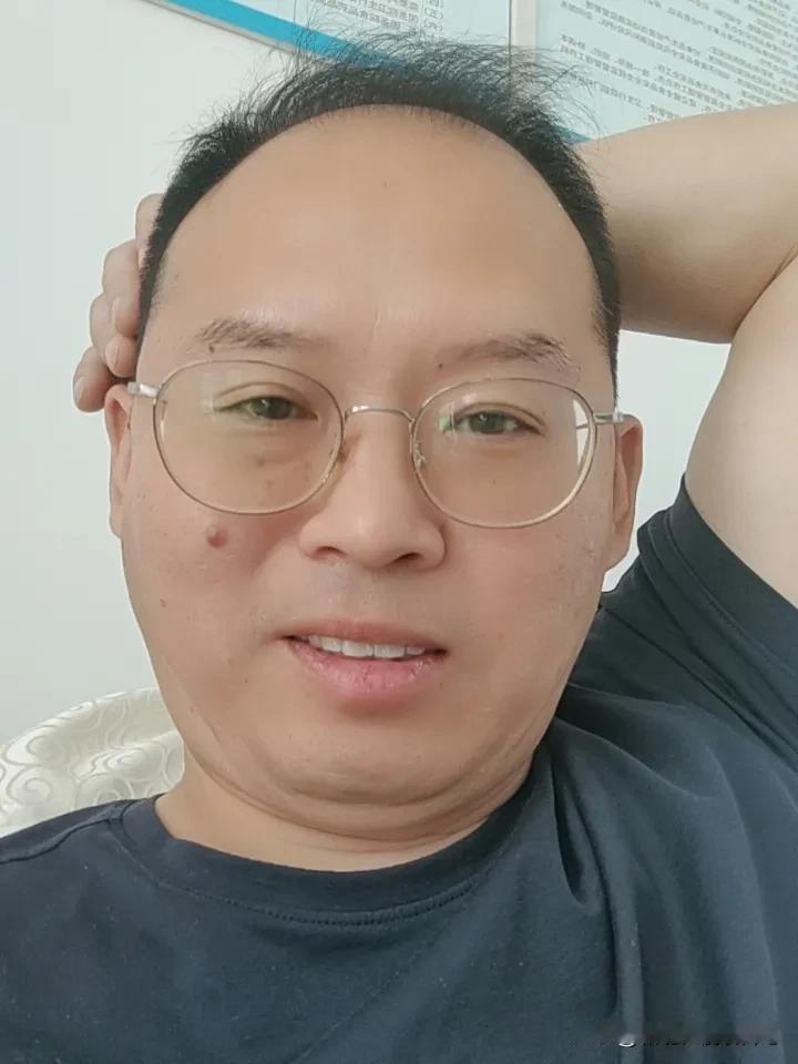 如果有机会，建议年轻人还是往一线城市工作
虽然说现在自媒体很发达，信息传播的也很
