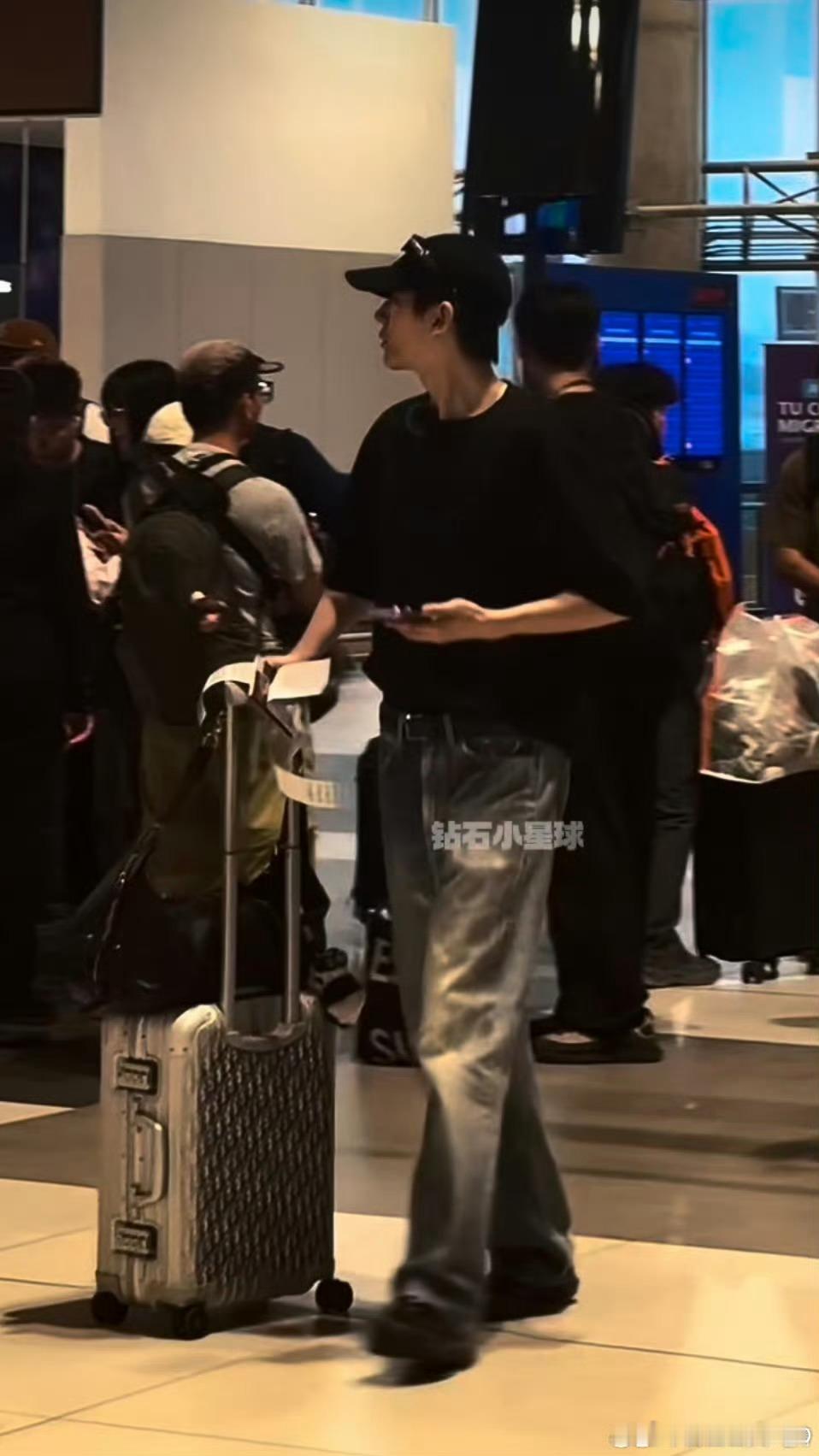 1 0.5 1 ☽☽邓为 | 邓为花儿与少年8💘💗冬雾从山谷缓缓升起，松林隐