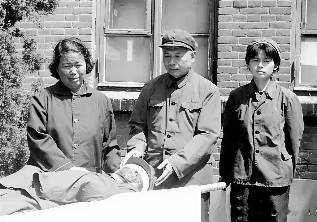 常向是沈阳军区空军副司令员常仲连之子，1980年6月6日，常向在组织战术训练时负