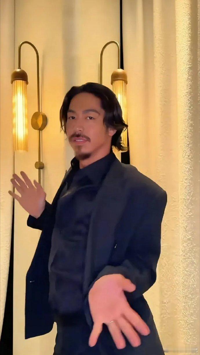 林志玲姐姐的老公黑泽良平，外形硬朗超 Man。可一跳起舞来，风格突变，竟透着几分