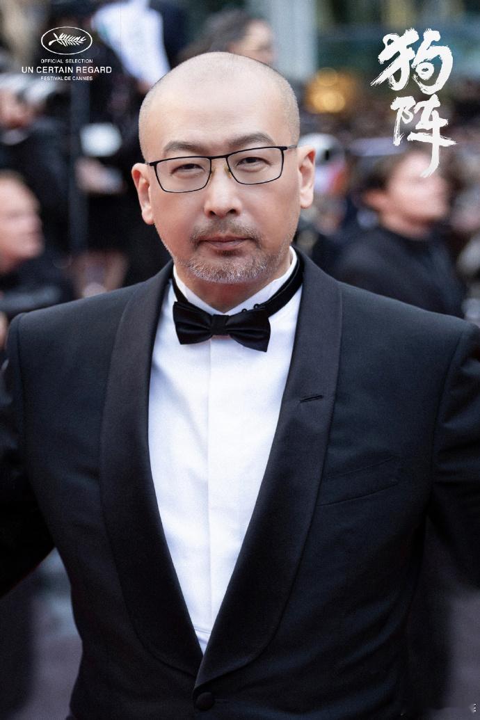 #狗阵#  导演管虎，演员彭于晏、佟丽娅、梁静携作品《狗阵》亮相戛纳电影节开幕红