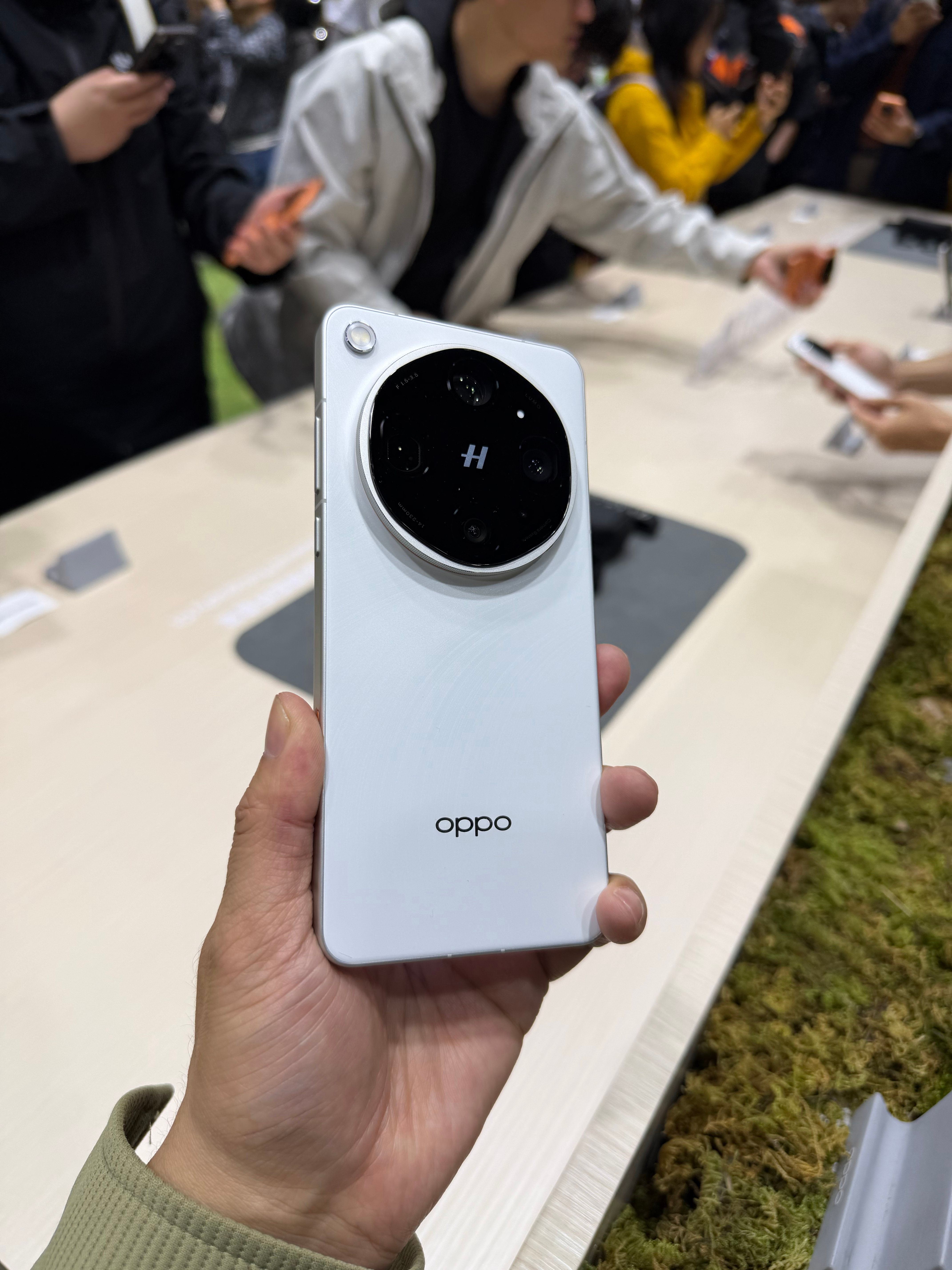 OPPO Find X9 Ultra这个白色很好看。带壳首推白色，有冲的么？看了