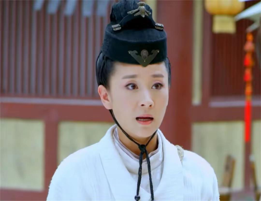 何仙姑这个帽子怎么看着这么奇怪啊！

苗圃主演的《何仙姑传》积压九年后播出，
