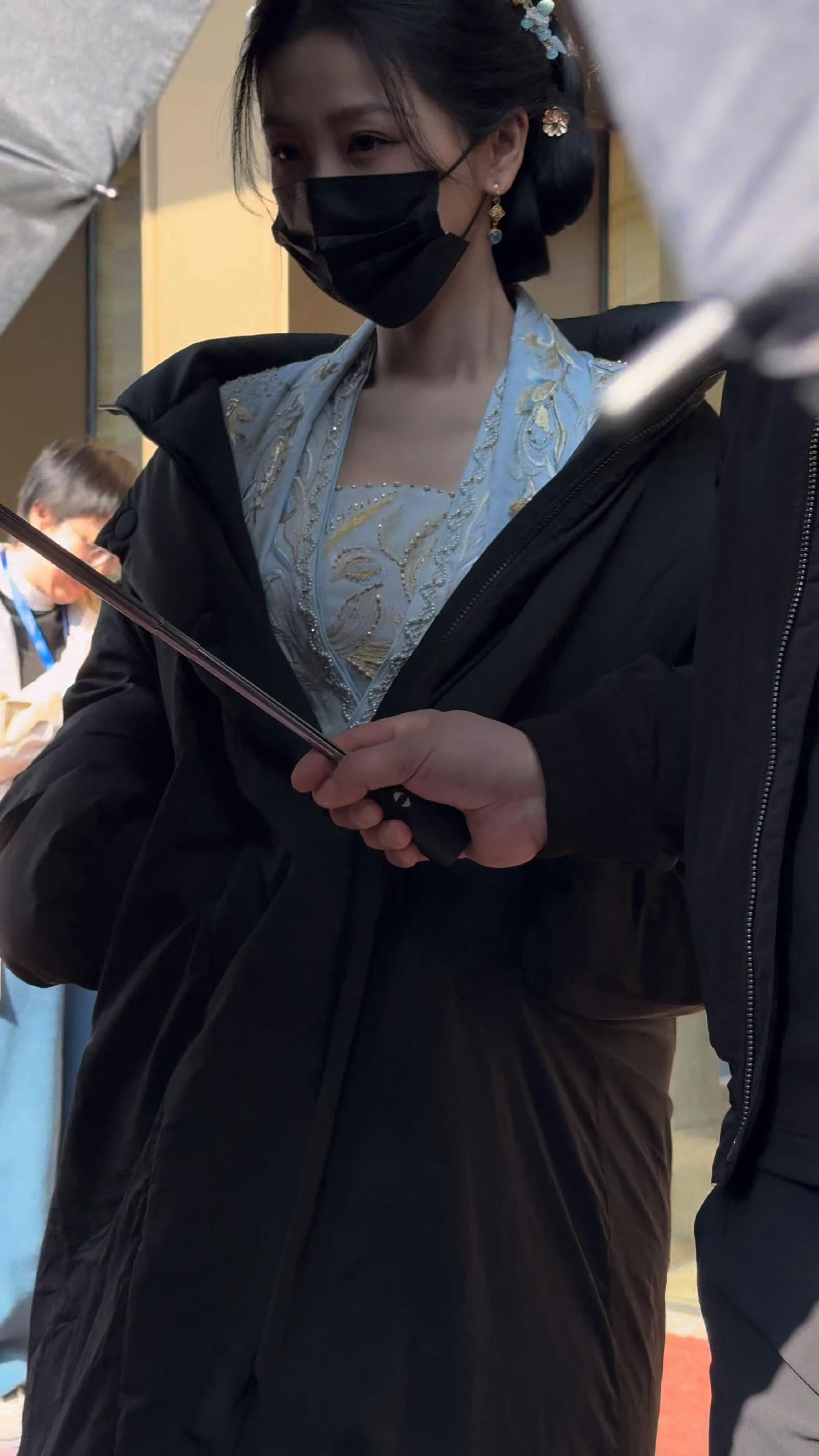 虞书欣《云初令》首套造型出妆落地装扮还是挺舒服的，正经剧花的表现就是稳的，95花