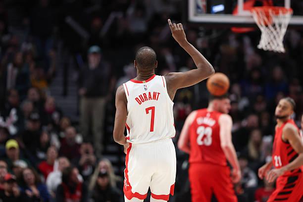 上一场火箭比开拓者多抢了19个篮板，这一场火箭比开拓者又多抢了13个篮板，结果两