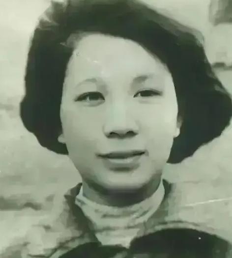 她在枪响前倒地装死，没多久特务进来补枪，甚至，用枪托捅她的腰部，而她，紧张的不敢