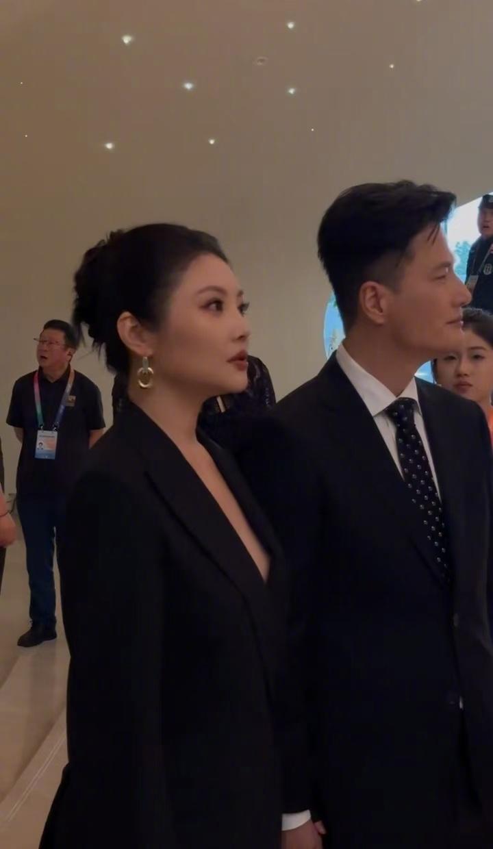 线下活动偶遇徐冬冬，无滤镜生图质感出众，流畅完美的头骨撑起优越脸型，自带珠圆玉润