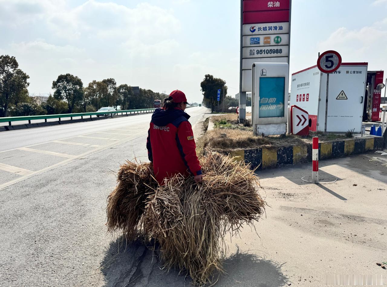 【除隐患，暖人心！守护春运平安路】2月2日，在江西宜春高安市高胡加能站附近路段，