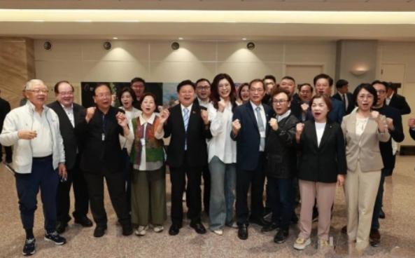 郑丽文所乘班机缓缓降落在台湾桃园机场，舱门打开的一刻，机场外早已分成两拨阵营的人