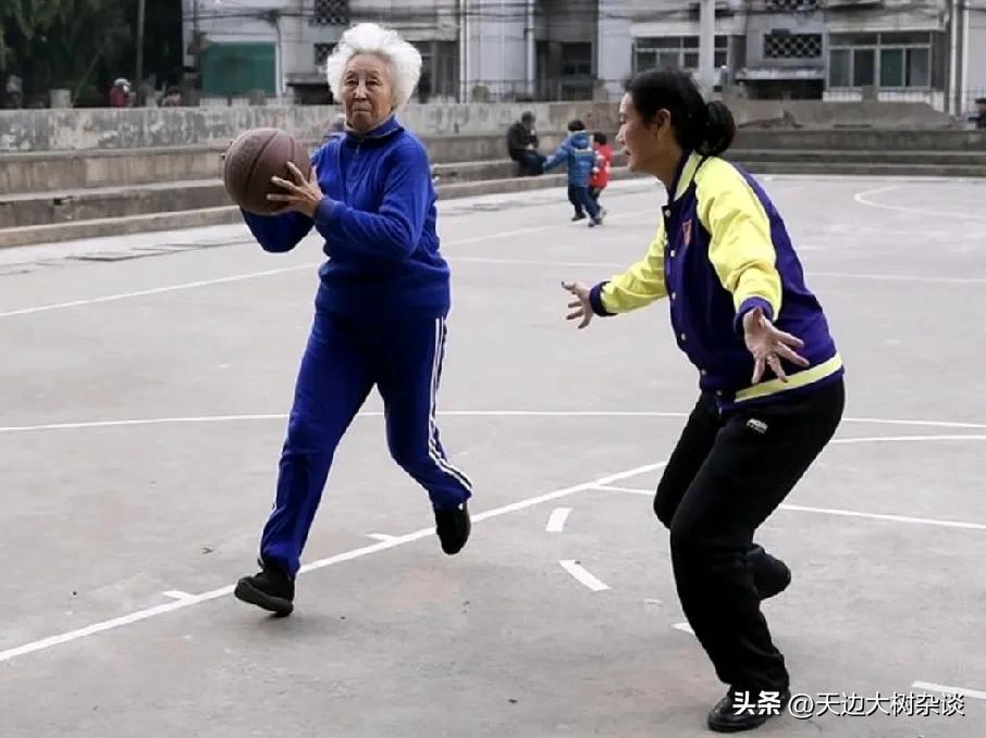 老龄化之社会学

老龄化，社会之隐忧。从社会学视角看，其影响深远。首先，人口结构