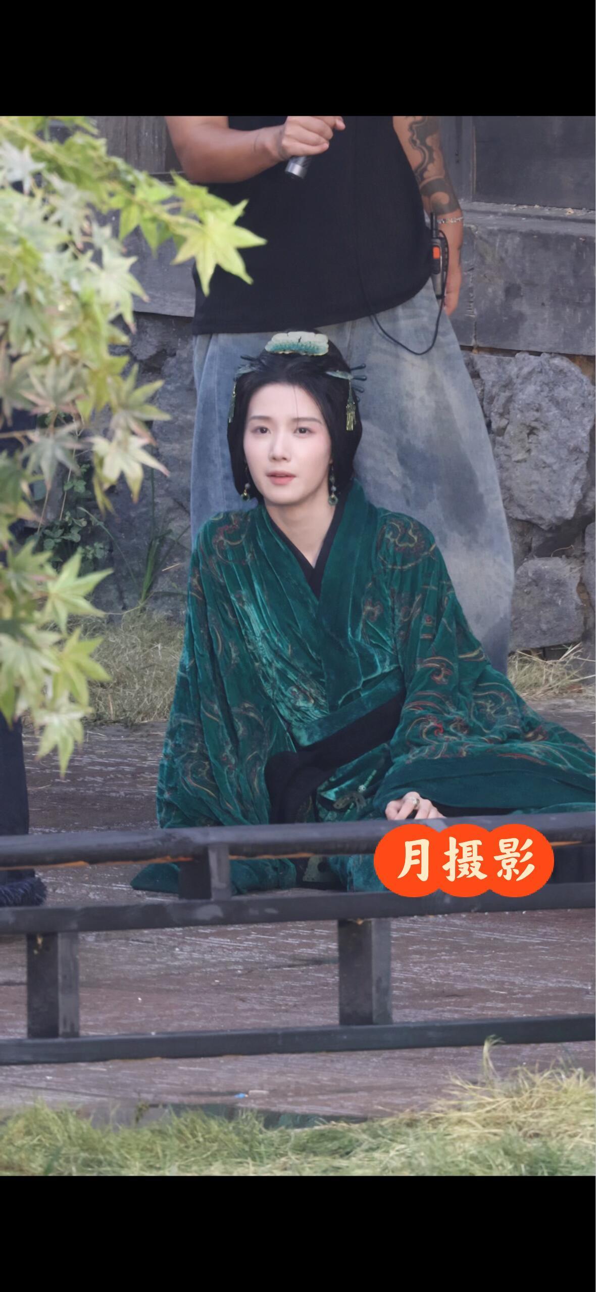 卢昱晓刺棠哭戏路透好像哭了十几二十遍，苦了对手戏张凌赫了，这样看照片也看不出来破