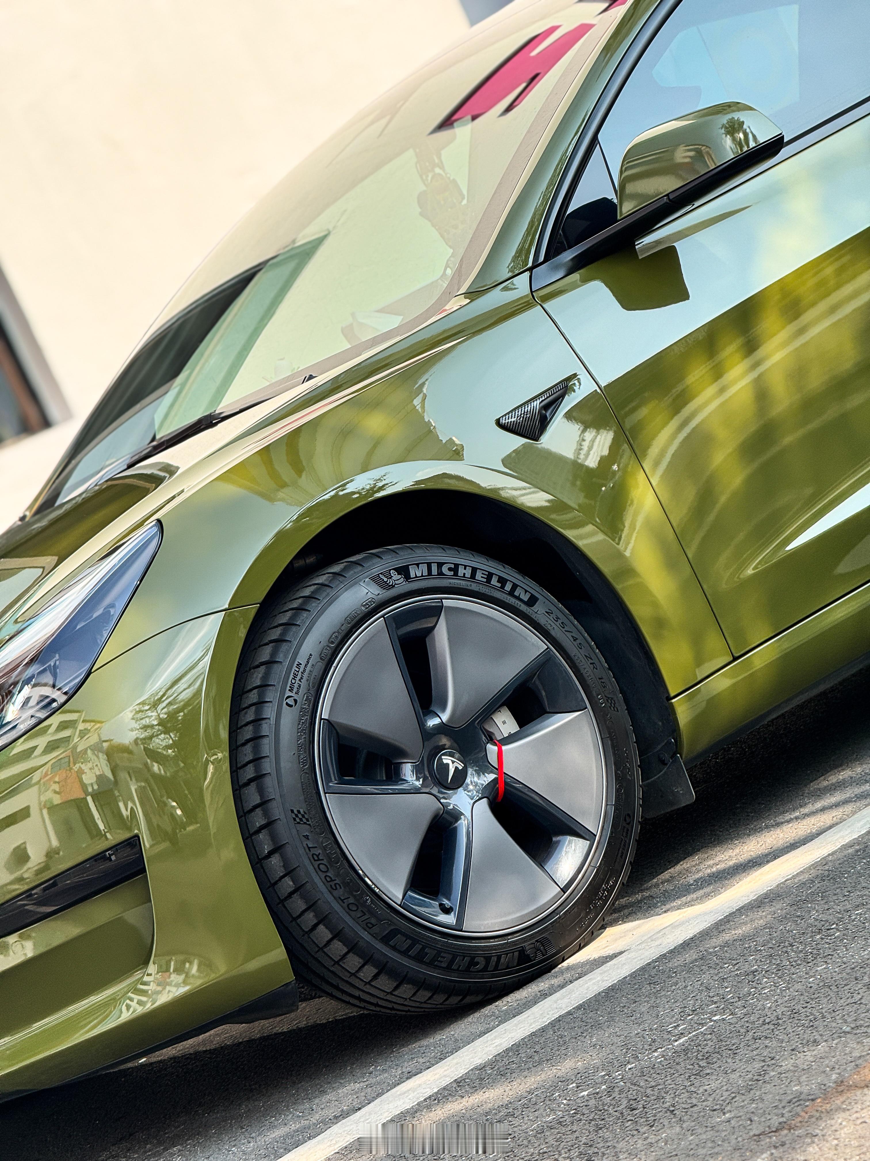 特斯拉Model 3｜青苔绿这一抹深邃与光泽🌿低调中透出自然野性🟢✨汽车贴膜