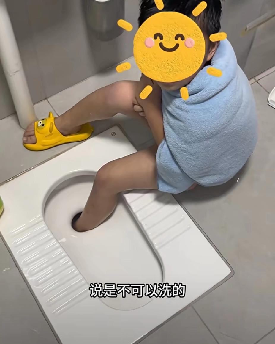 孙子受伤，奶奶带着一瘸一拐的孙子讨百家米去霉运引热议！9月28日，湖南邵阳。五岁