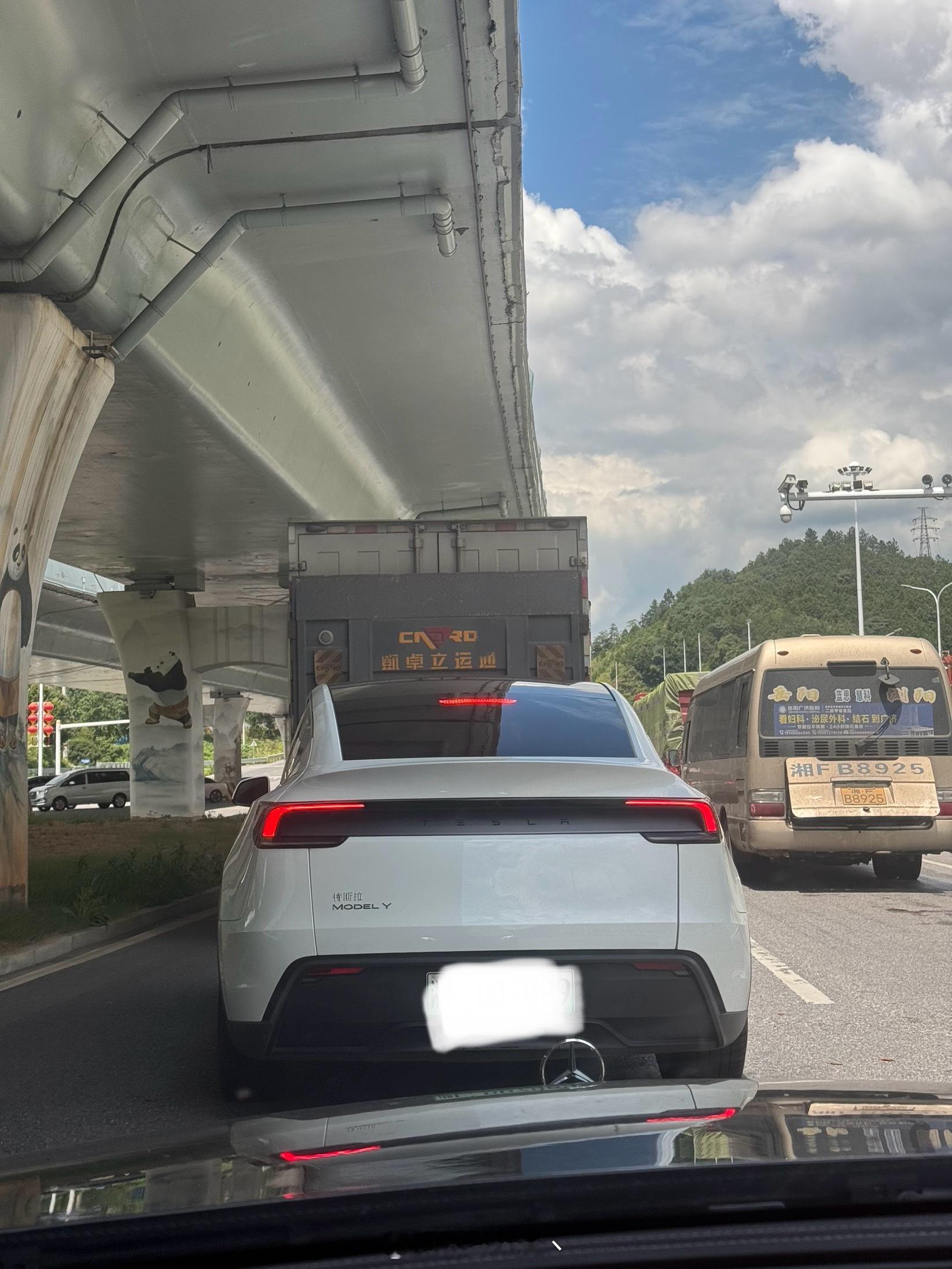 特斯拉 Model y 换新后辨识度还是这么高[干饭人] ​​​