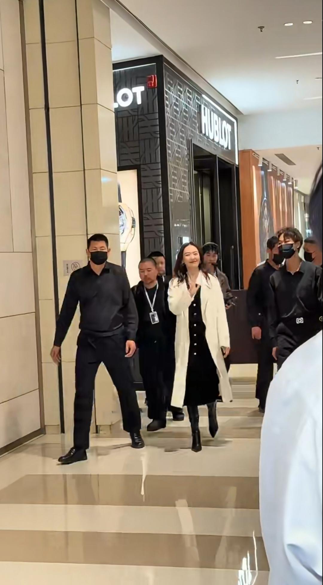 童瑶现身沈阳了 ，黑色裙装外搭白色大衣，好有气质。她笑容灿烂，边走边挥手与粉丝打