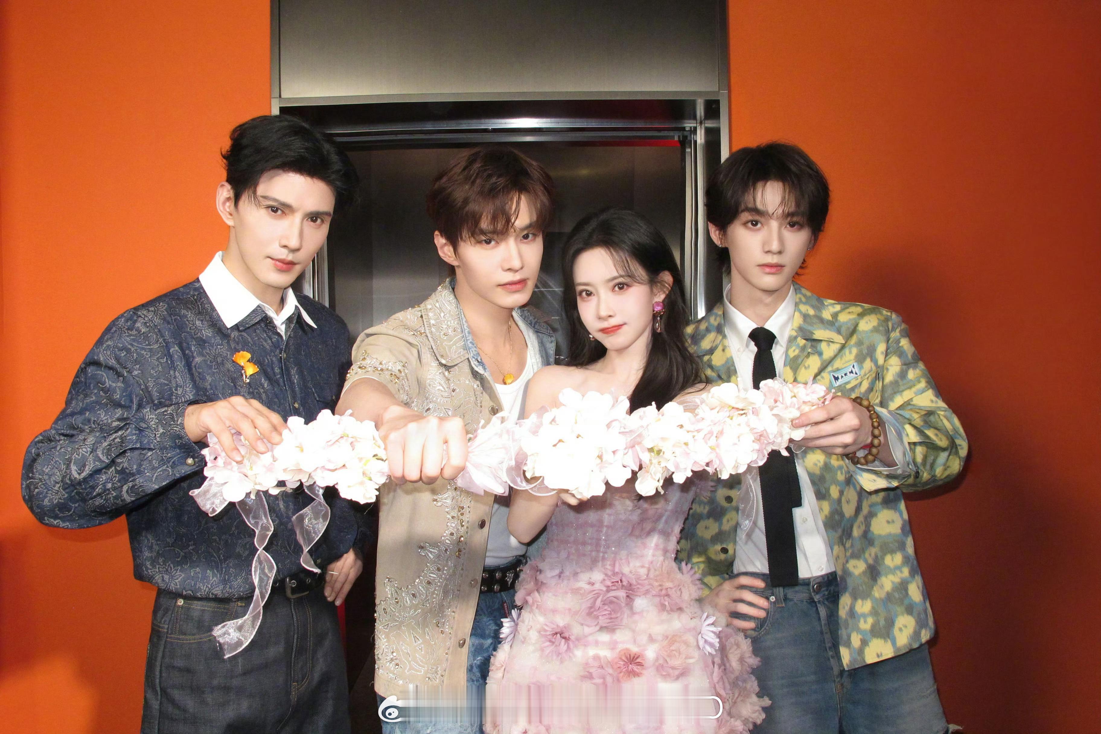 孟子义、何与、徐正溪、赖伟明《百花杀》剧组hi6合影！！