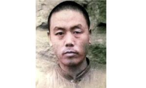 1949年12月的早上，天刚蒙蒙亮，南充去岳池的土路上结着薄霜。
杨进兴把行李往