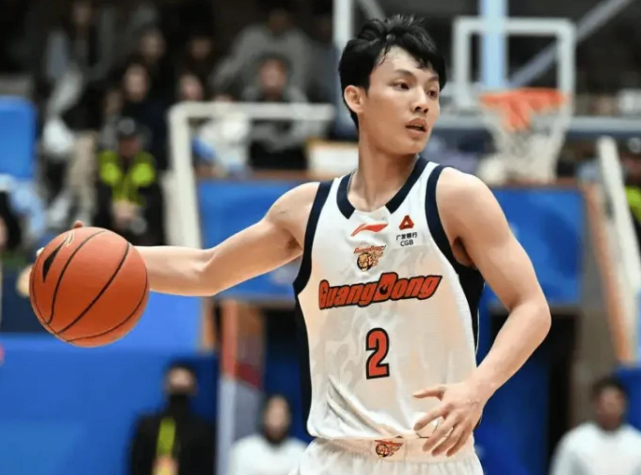 徐杰向广东队提要求！
CBA常规赛第32轮，广东队算是彻底打疯了！客场对阵四川队