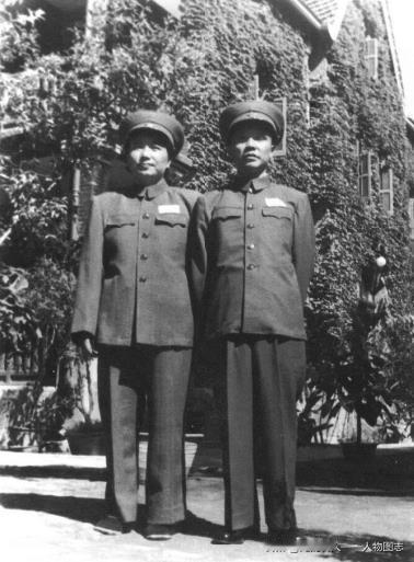 1954年，朱良才夫妇在北京家中。