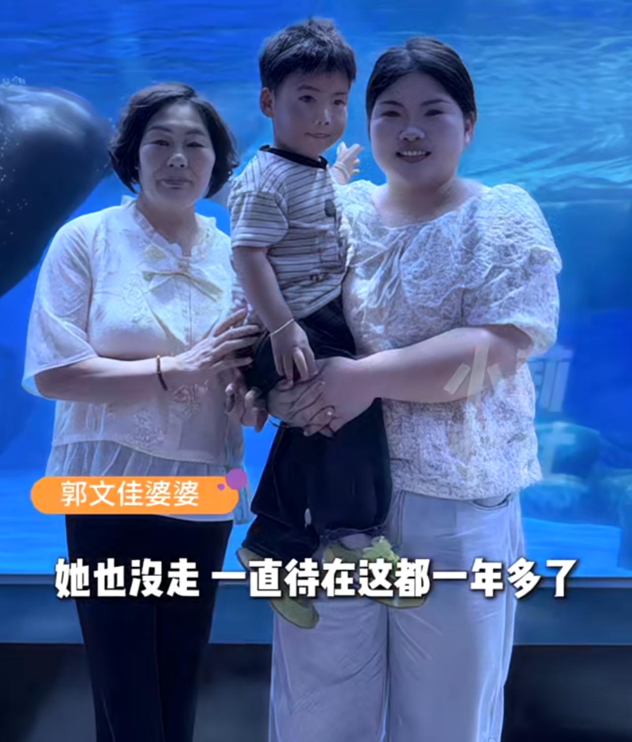 丈夫和公公同一天意外去世，当时才25岁的儿媳妇并没有带着孩子一走了之，而是依然守