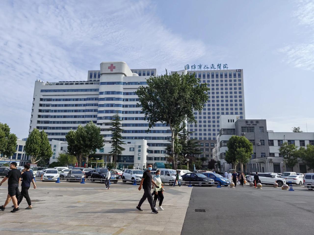《赞临朐警民》 警笛呼啸破晓寒， 临朐潍水路途宽。 断指幼童危急重， 警民携手爱