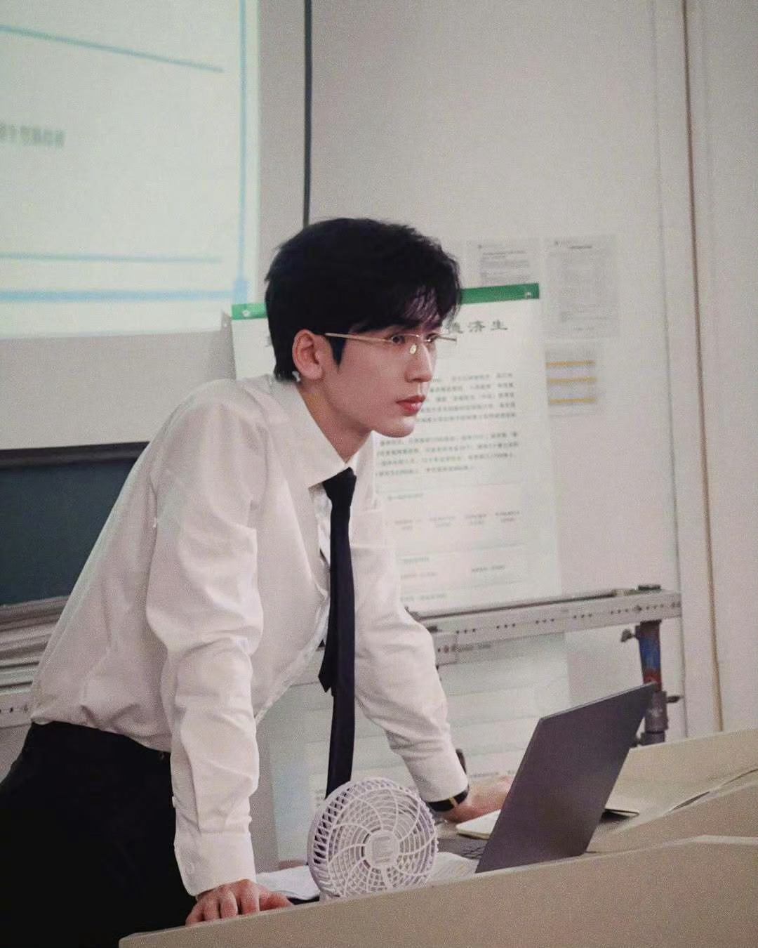 张凌赫 我担是我的补习老师有这么帅的补习老师教我理科，要我做什么都愿意