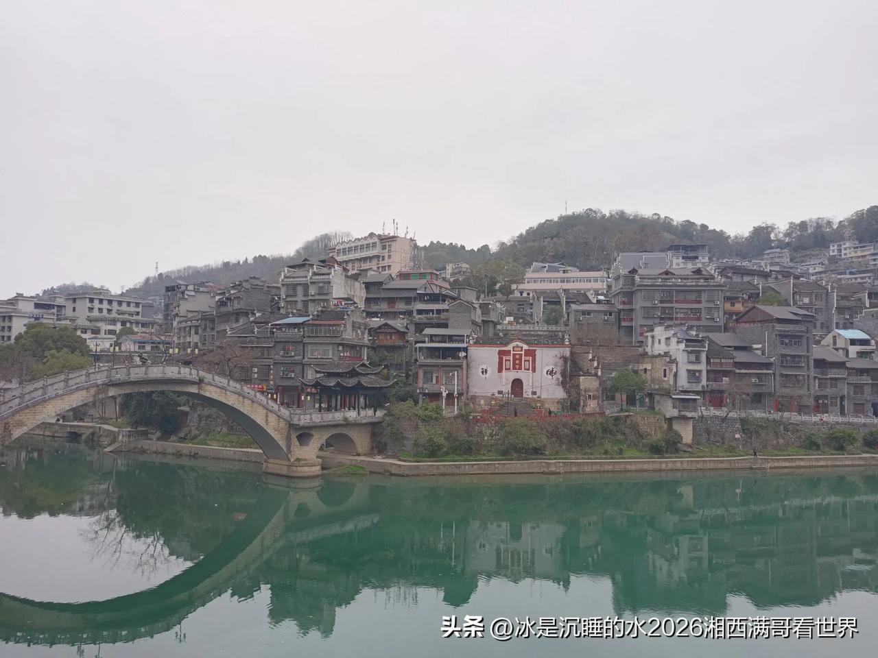 峒河的伏波宫与文溪桥，算是吉首市老城区标志性建筑之一。伏波宫原来供奉的🈶菩萨，